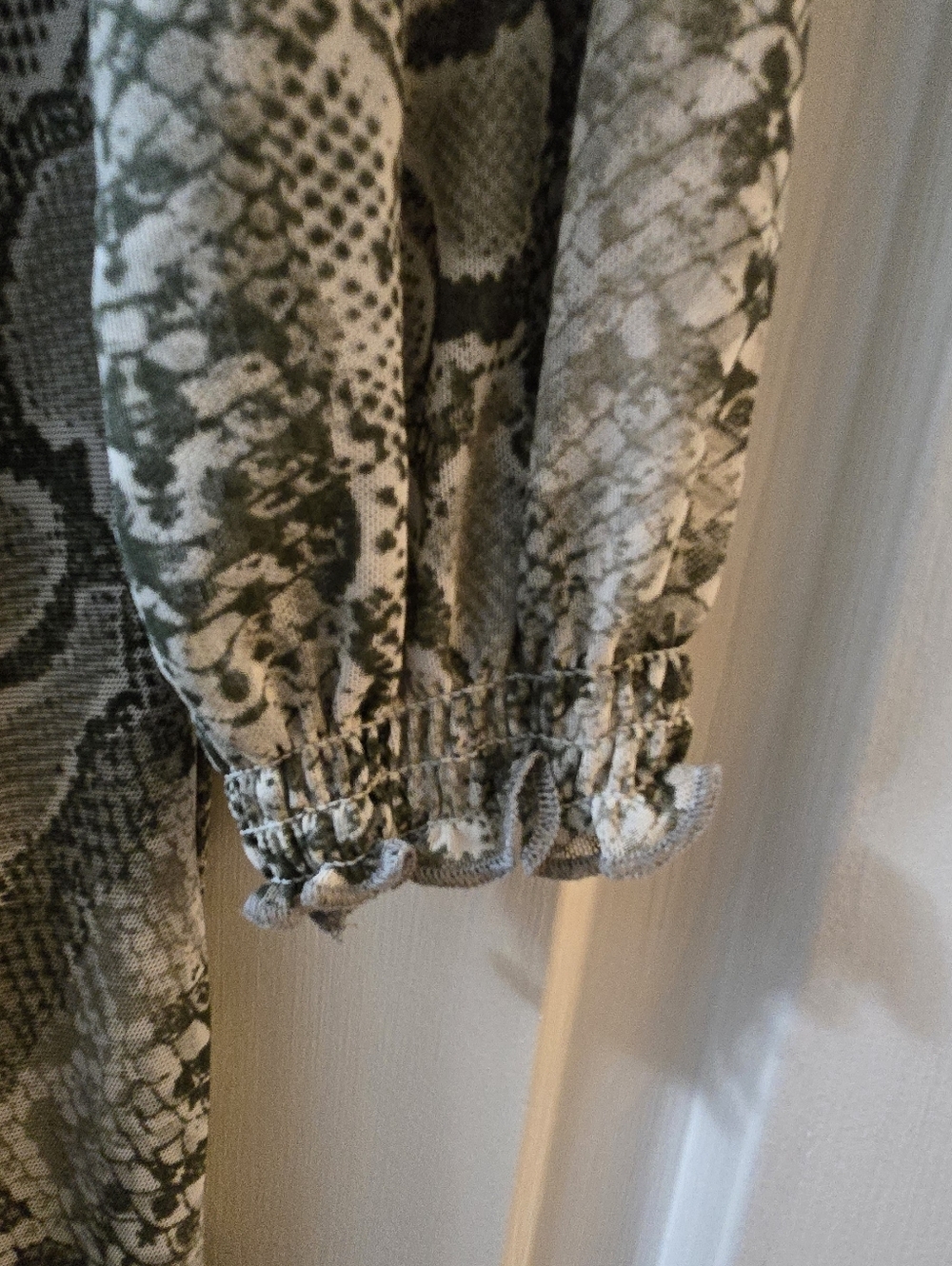 Allison Brittney Snake Print Dress L NWT V-Neck Long Sleeve Stretch Fit & Flare - Picture 4 of 10